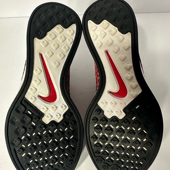 Nike women Red and Black Running Shoes size 6.5 pre owned Exellent condittion. main image 5